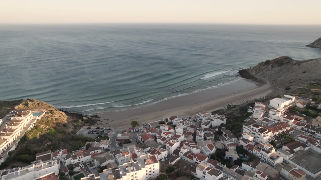 Vista aerea panoramica di una piccola spiaggia a Praia do Burgau, Algarve Budens Portogallo.