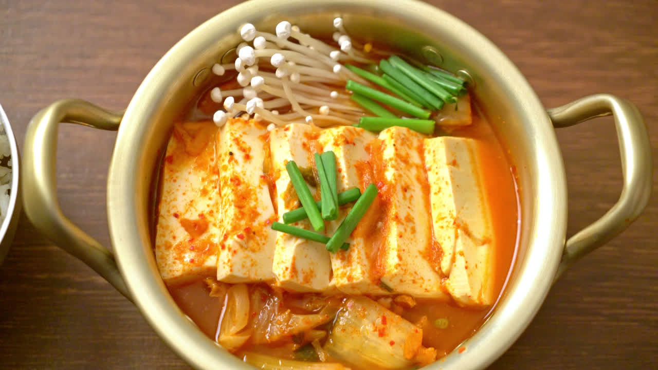 '김치찌개' 또는 부드러운 두부를 곁들인 김치국 또는 한국 김치 스튜 - 한국 전통 음식