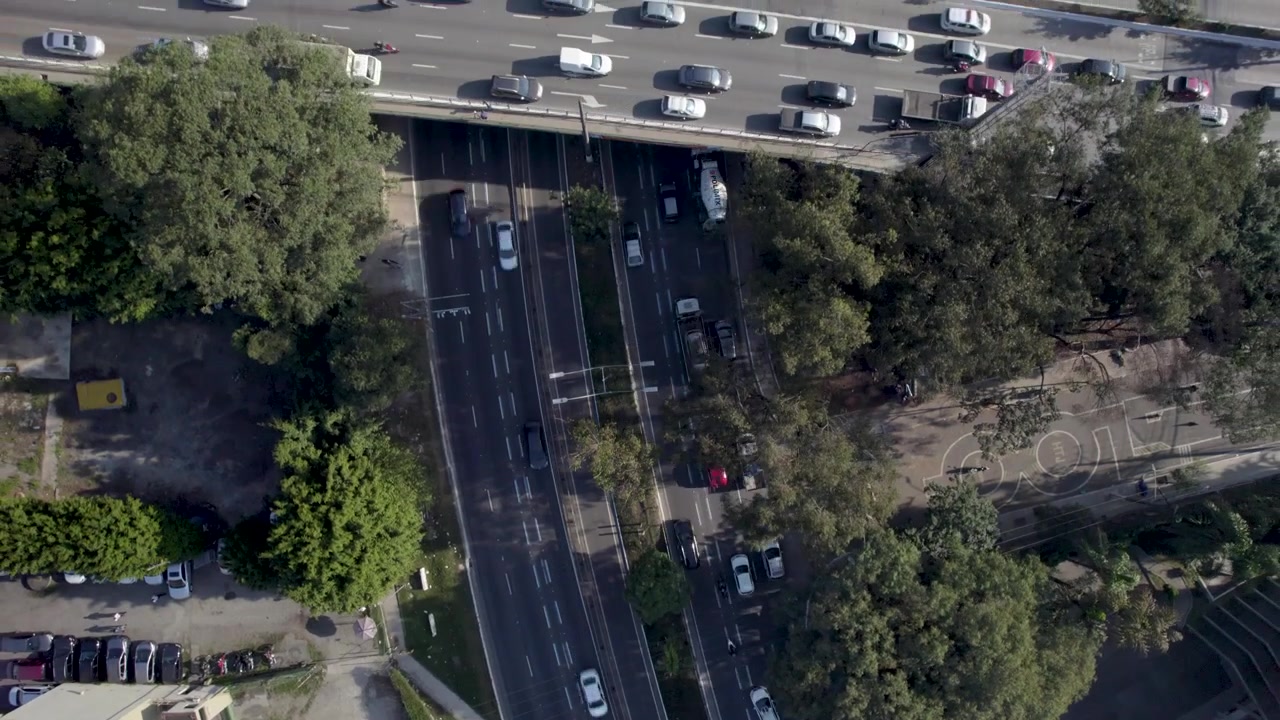 Drone che sale rivelando il traffico su un grande viale a doppio senso di marcia