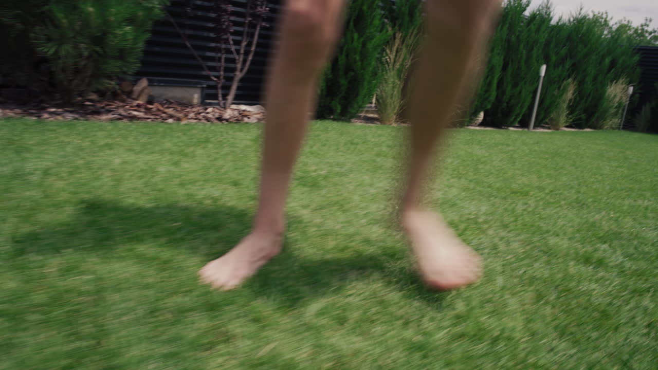 정원에서 축구 를 하는 아이