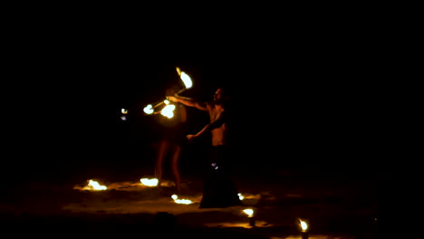 Frauen-Und-Männer-Tanzen-Nachts-Am-Strand-Mit-Feuer