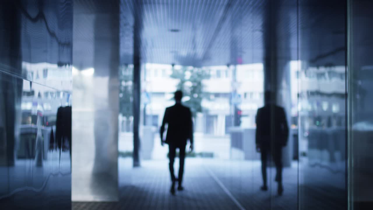 비즈니스 디스트릭트의 거리에서 는 사업가 외부 카메라