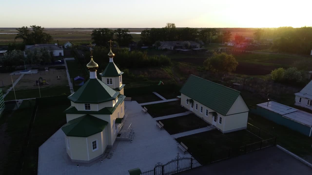 прекрасная маленькая церковь с воздуха