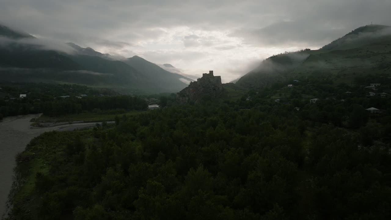 contorno oscuro y mágico de un castillo encantado contra el sol naciente brillante y soñador