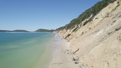 Playa-Arcoiris-Con-Un-Océano-Turquesa-Escénico-En-Queensland,-Australia---Toma-Aérea-De-Drones