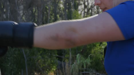 mujer practicando boxeo en el campamento de entrenamiento