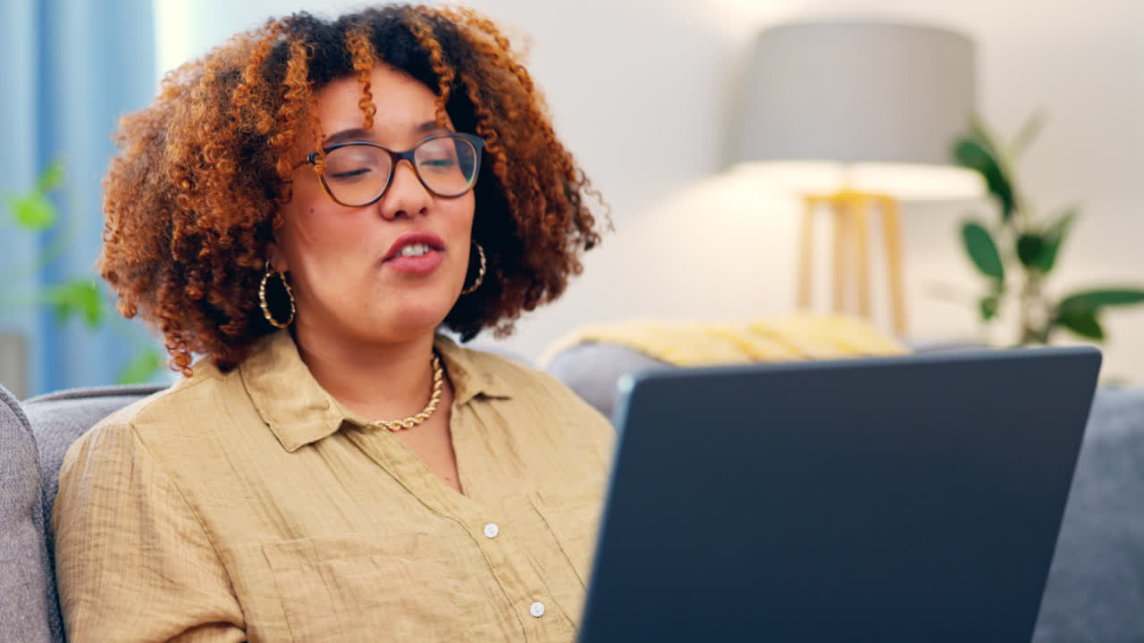 Webinar, donna e portatile per videochiamata