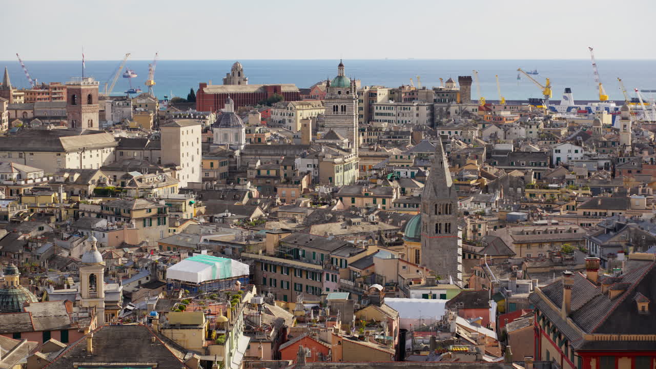 Veduta aerea panoramica del paesaggio urbano di Genova e del suo porto storico, una città italiana con sfondo marino.