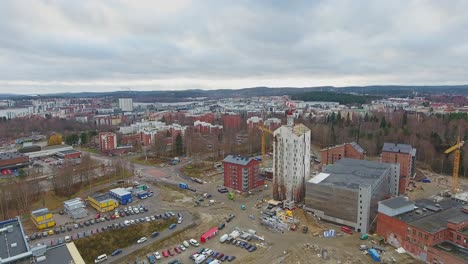 una vista aérea de una comunidad en crecimiento con nuevas viviendas en construcción en una antigua zona de fábricas