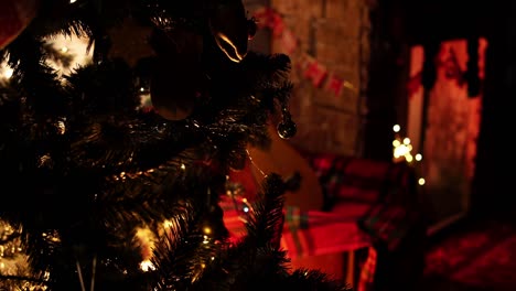 primer plano del árbol de navidad decorado y el hogar detrás de él en imágenes en bucle por la noche