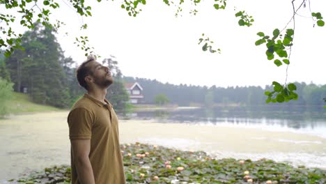 el hombre que encuentra la paz en la naturaleza.