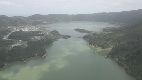 Sete-Cidades-Con-Exuberantes-Paisajes-Verdes-Y-Serenos-Lagos-Gemelos,-Vista-Aérea