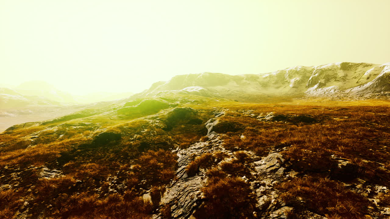 majestuoso pico de la montaña con nieve y hierba