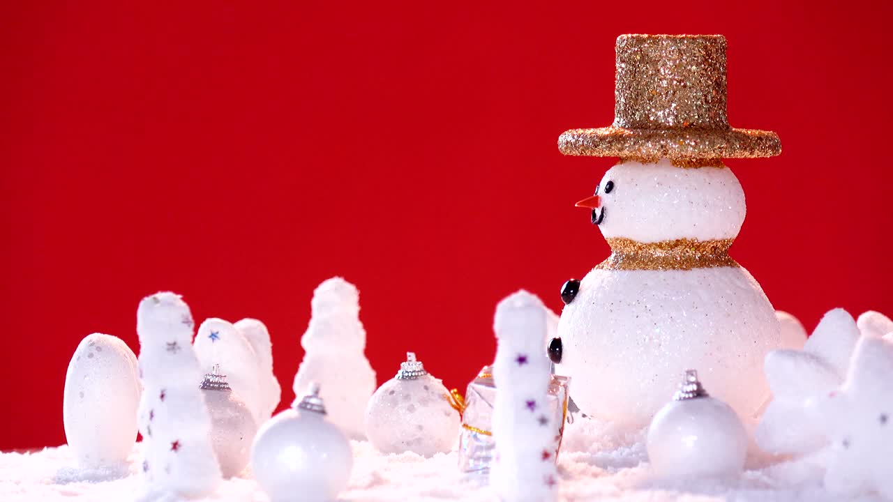 스노우맨과 선물 상자 장식은 새해 또는 크리스마스 휴가 국제에 눈에.