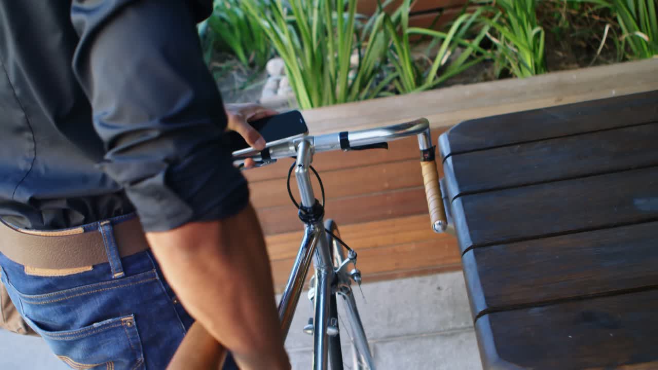 테이블 4k 근처에 자전거를 주차하는 남자