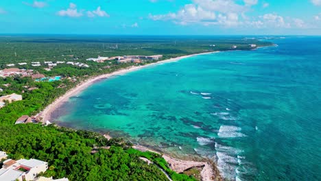 Tulum-Mexiko-Drohnenansicht-Des-Strandes-Mit-Großen-Wellen,-Die-An-Der-Felsigen-Küste-Krachen