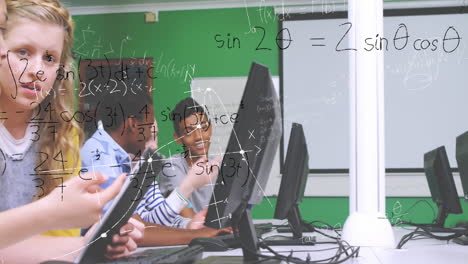 estudiantes que usan computadoras y ecuaciones matemáticas con figuras