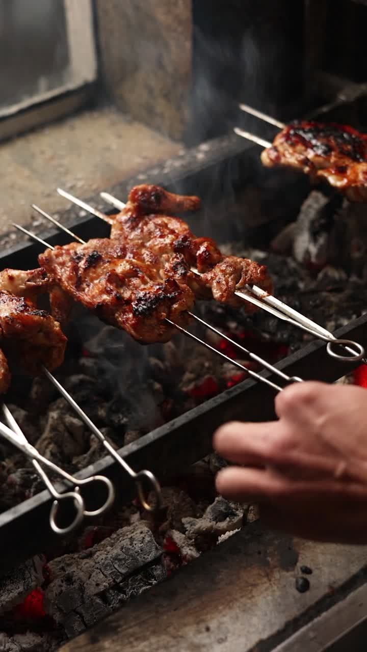 셰프가 고기 스피어를 그릴 때