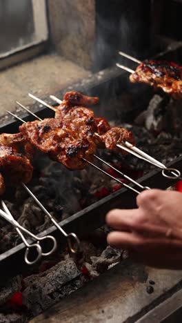 chef asando pinzones de pollo en la parrilla