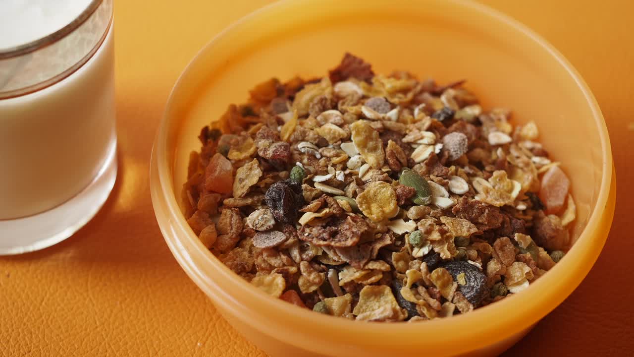 desayuno saludable con granola y leche