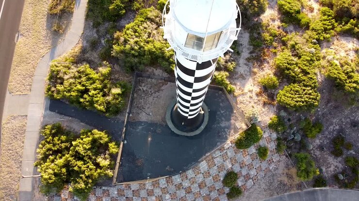 Aéreo - Filmagem de drone subindo o comprimento de um farol