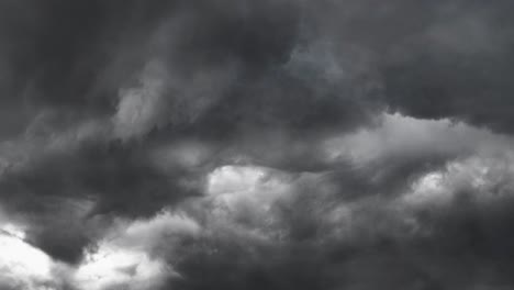 Wolkenhintergrund-Und-Markante-Blitze