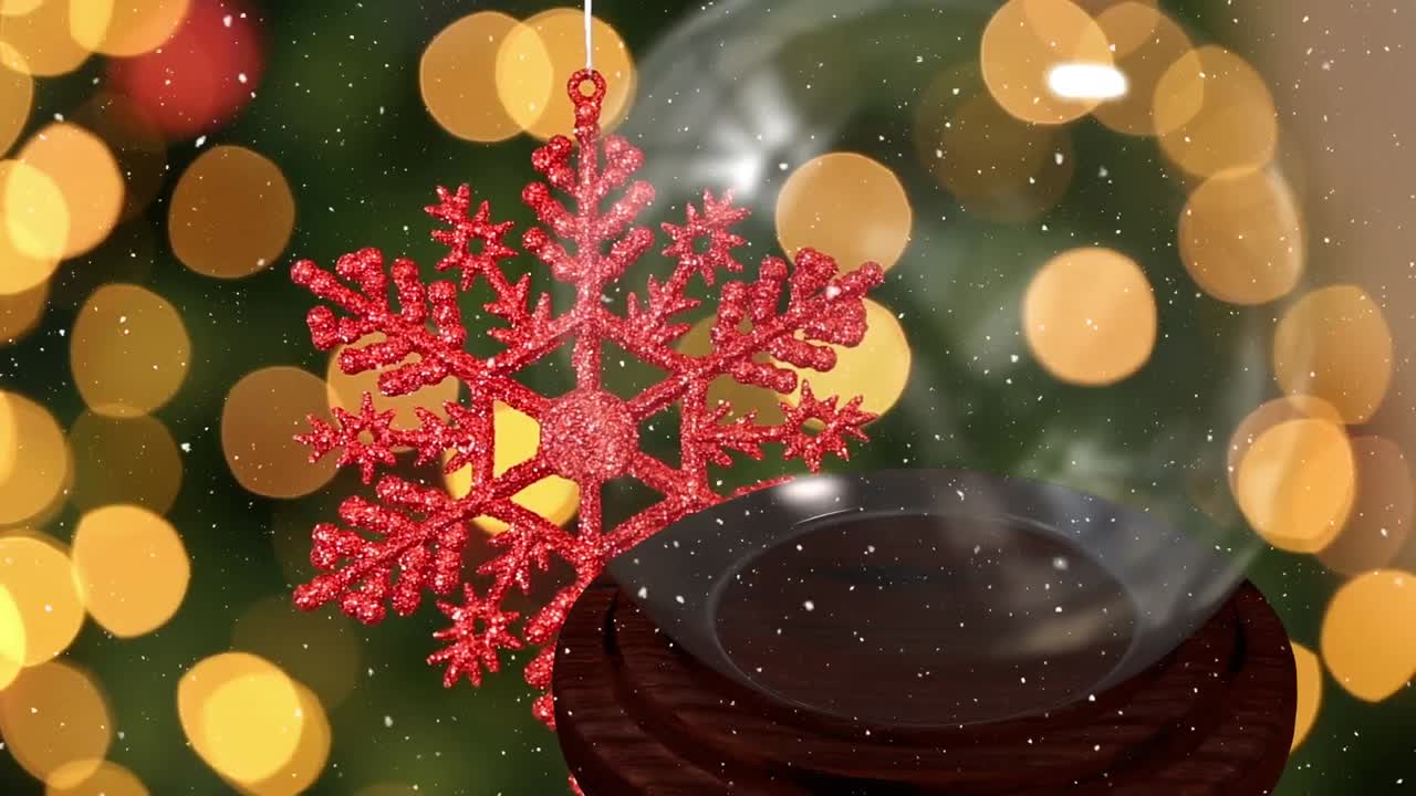 animación de bola de navidad y bola de vidrio sobre la nieve que cae y bokeh