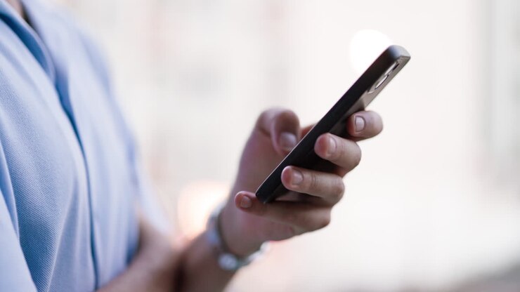 Telefono, mani che digitano o persona in città che controlla l'email