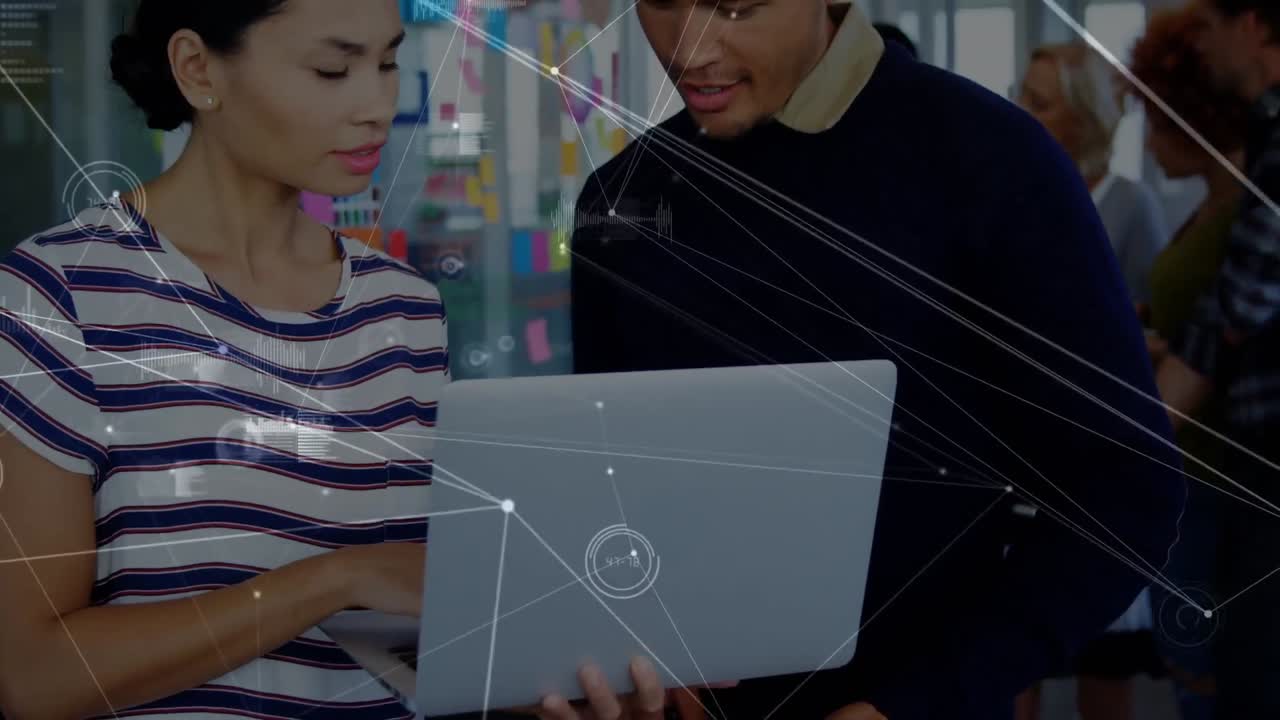 다양한 남녀 사무실 동료들이 토론하는 연결 네트워크의 활성화