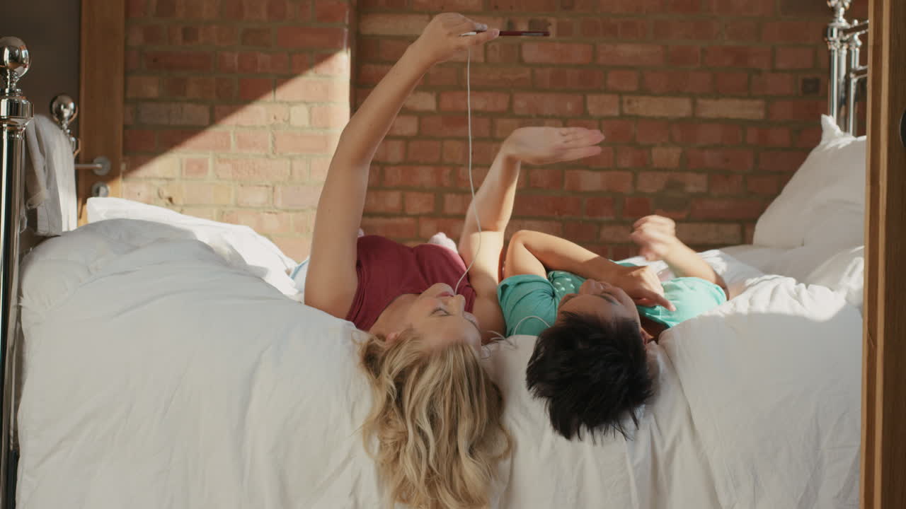 여자 친구들이 스마트 폰 기술로 친구와 비디오 채팅을 하고 있습니다.