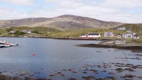 Toma-Panorámica-Del-Muelle-Y-La-Costa-En-La-Isla-De-Scalpay,-Cerca-De-Harris.