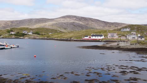 panning shot del muelle y la orilla en la isla de scalpay, cerca de harris