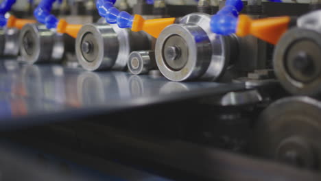 material en una línea de producción automatizada
