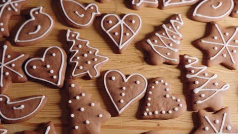 Dekorieren-Von-Lebkuchenplätzchen-Für-Weihnachten,-Nahaufnahme-Einer-Makroaufnahme,-Bei-Der-Handgefertigte-Festliche-Süßigkeiten-Und-Kekse-Für-Das-Neue-Jahr-Mit-Weißer-Glasur-Hergestellt-Werden