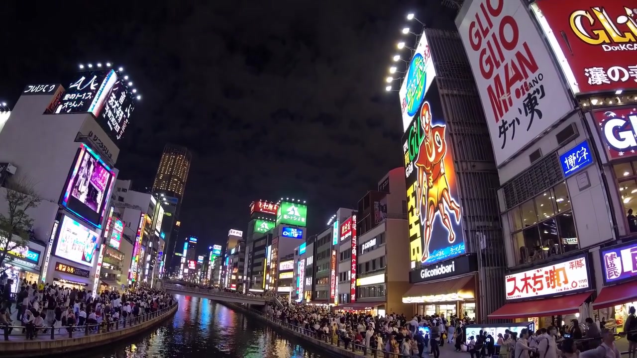 Natudsigt over Dotonbori-kanalen i Osaka med levende neonskilte