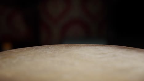 un primer plano de las manos sosteniendo una hamburguesa de pescado frito con mayonesa y queso, mirando delicioso