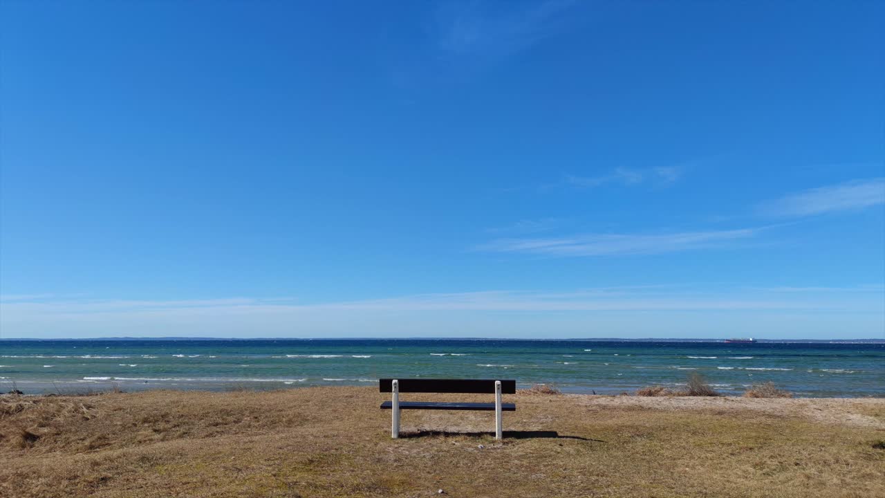 해변의 빈 벤치
