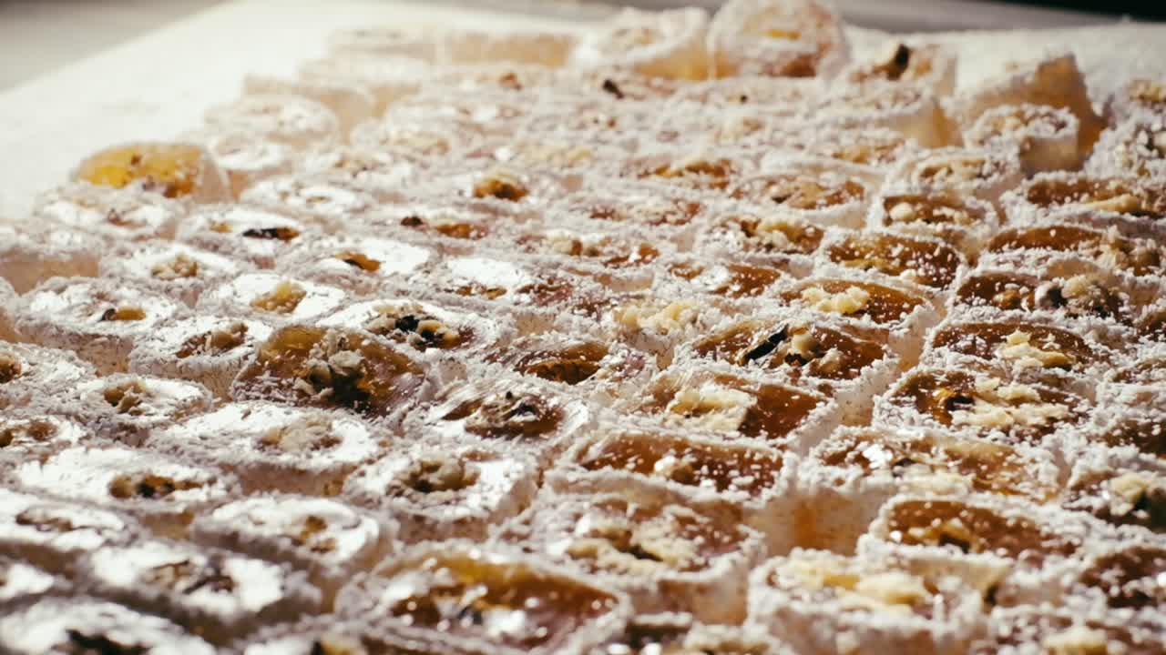 많은 과자, 터키 기쁨은 공장에서 포장하기 전에 놓여 있습니다.