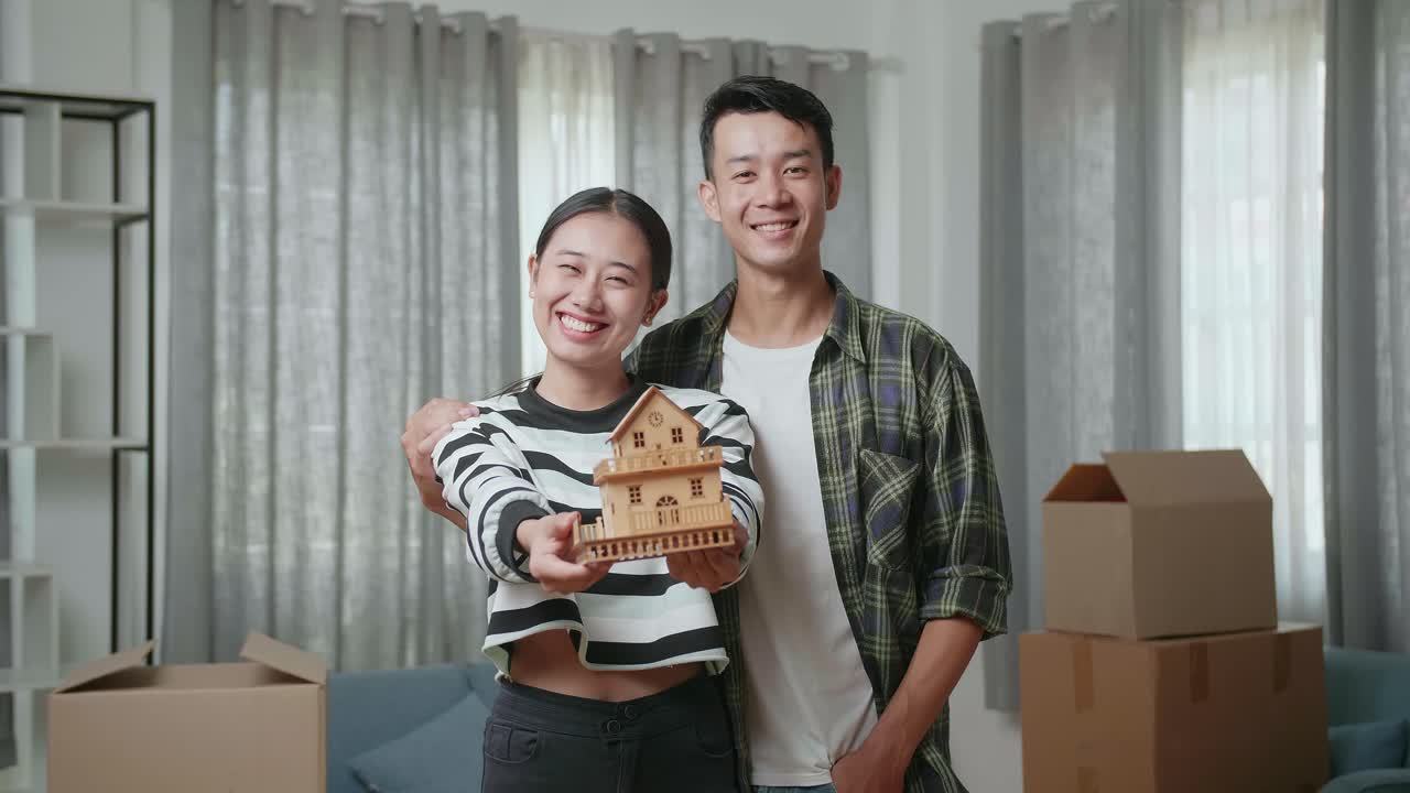 Pasangan Bahagia Memegang Model Rumah