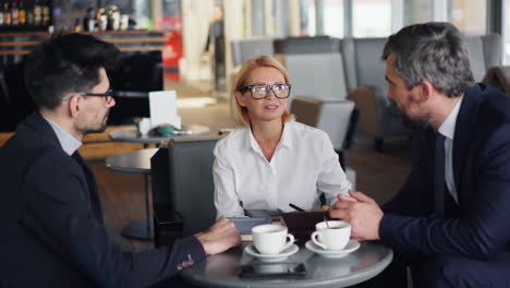 reunión de negocios en un café