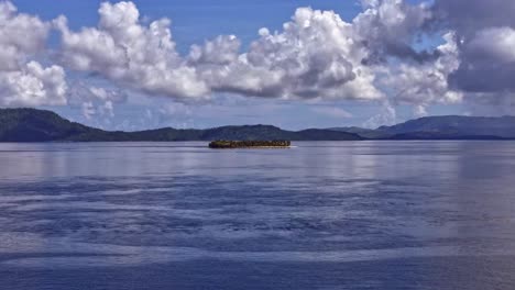 hiperlapso aéreo de nubes en movimiento y corrientes oceánicas que rodean la isla de basul, filipinas