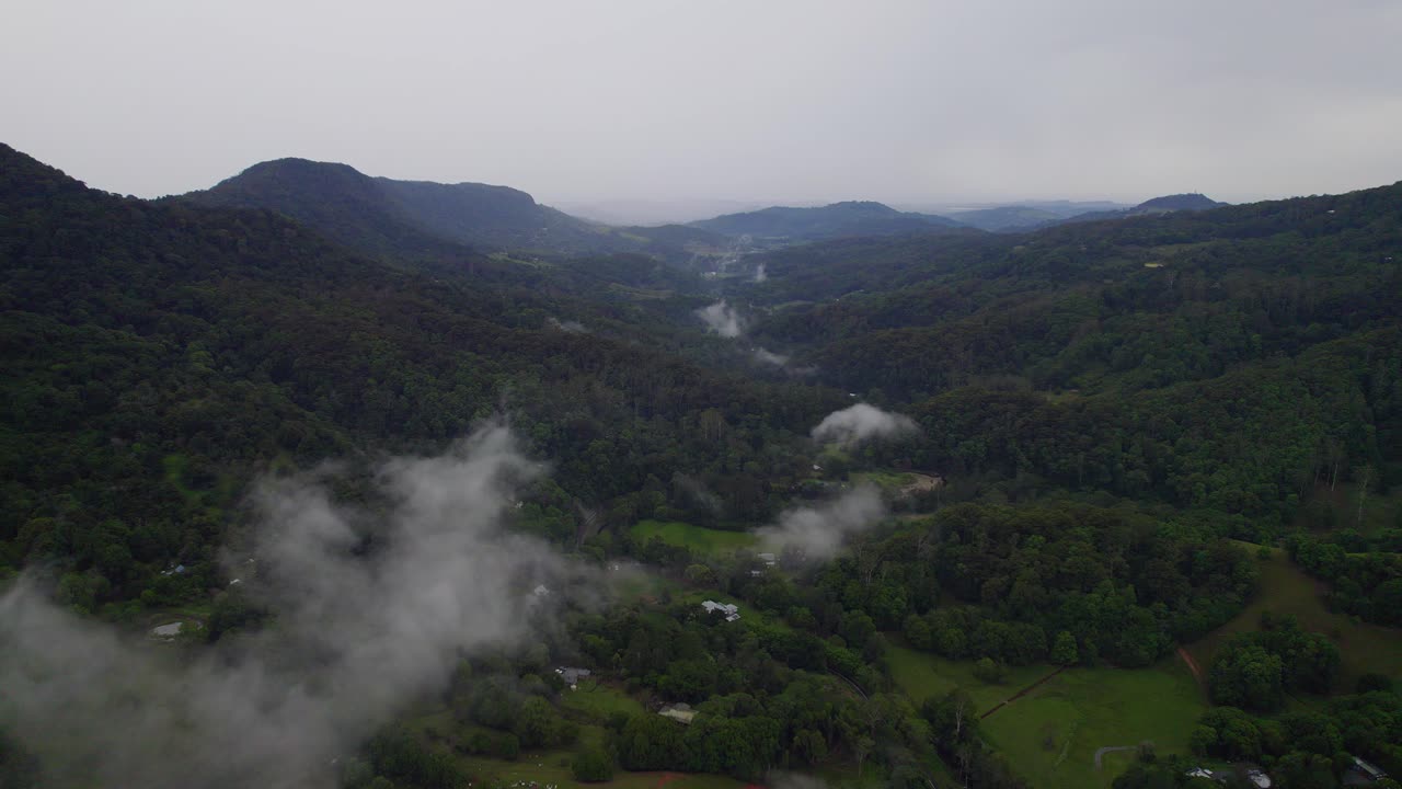 valle de currumbin en el exuberante interior verde de la costa dorada en queensland, australia
