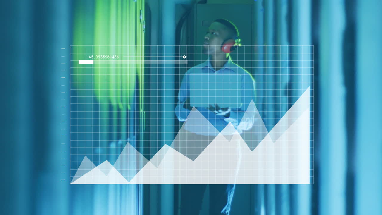 animación de procesamiento de datos financieros sobre empresario afroamericano trabajando en la sala de servidores