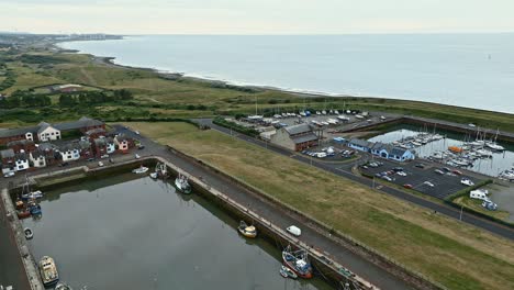 video aéreo del pequeño pueblo pesquero inglés de maryport en allerdale, un distrito de cumbria, inglaterra