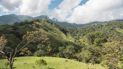 hermoso lapso de tiempo de 4k de nubes moviéndose rápido en un campo verde con montañas, filmado en el valle de colombia