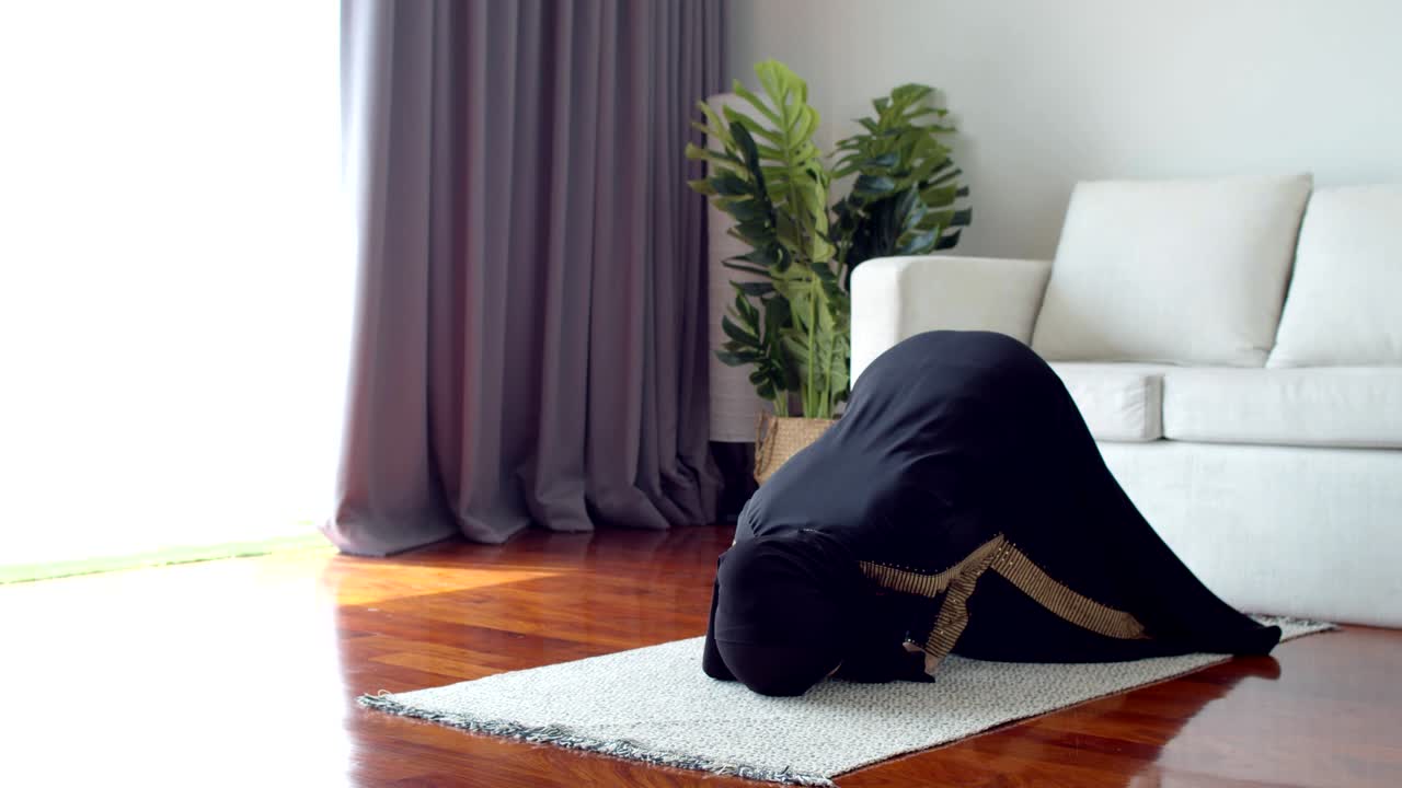 젊은 이슬람 여성이 기도하고 이슬람 신앙을 실천하고 있습니다.