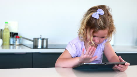 niña pequeña usando una tableta digital