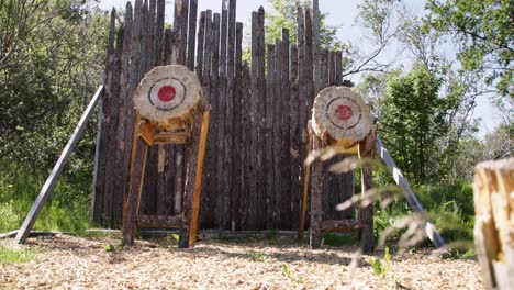 bloques circulares de madera con diana roja como objetivo para tiro con arco, actividad al aire libre