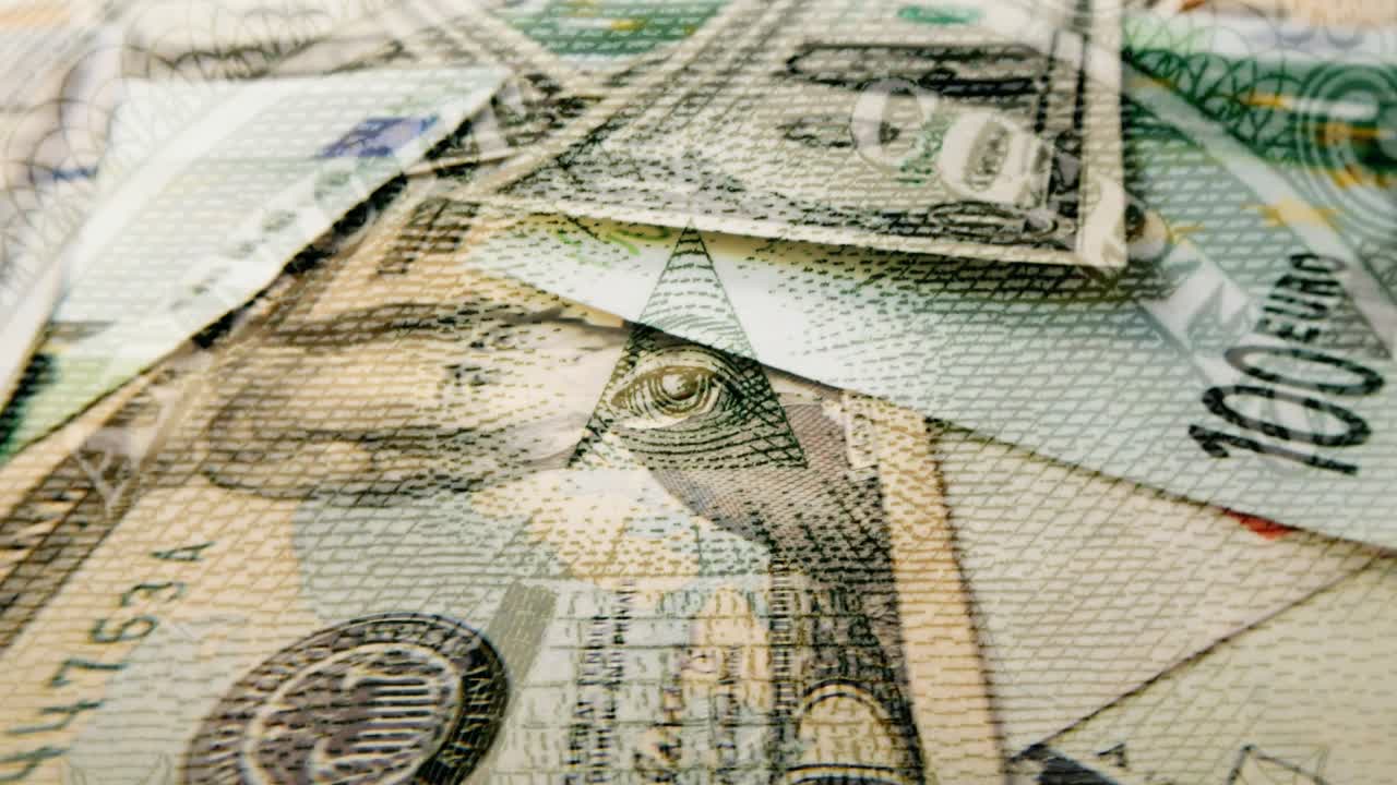 다양한 명목의 돌고 있는 달러와 유로 지폐, 피라미드와 빛나는 석공의 눈이 위에 있는 클로즈업, 1 달러 지폐의 피라미드에서 4k 매크로 원시 비디오.