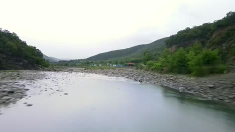 Mann-Steht-Auf-Der-Brücke,-Die-Zu-Den-Benja-Thermen-In-Albanien-Führt